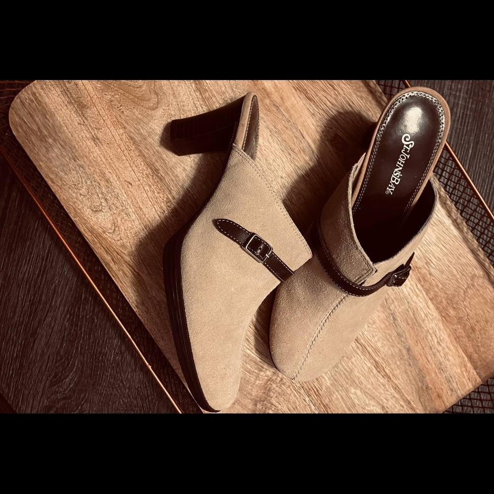 ⭕️St.John’s Bay Heel Slip-on Career Shoe        size 7.5 M